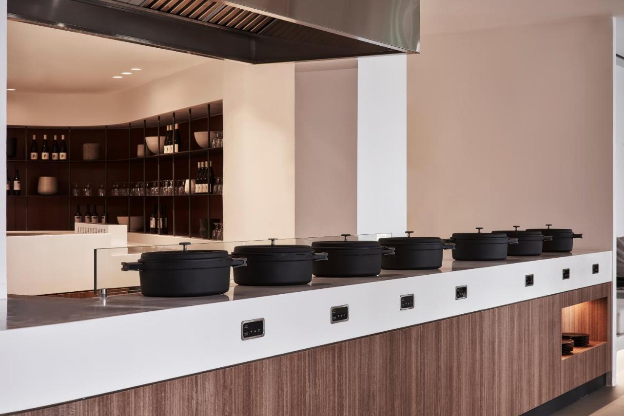 Orama Hotel & Spa Fira  Exterior foto A row of hot plates
