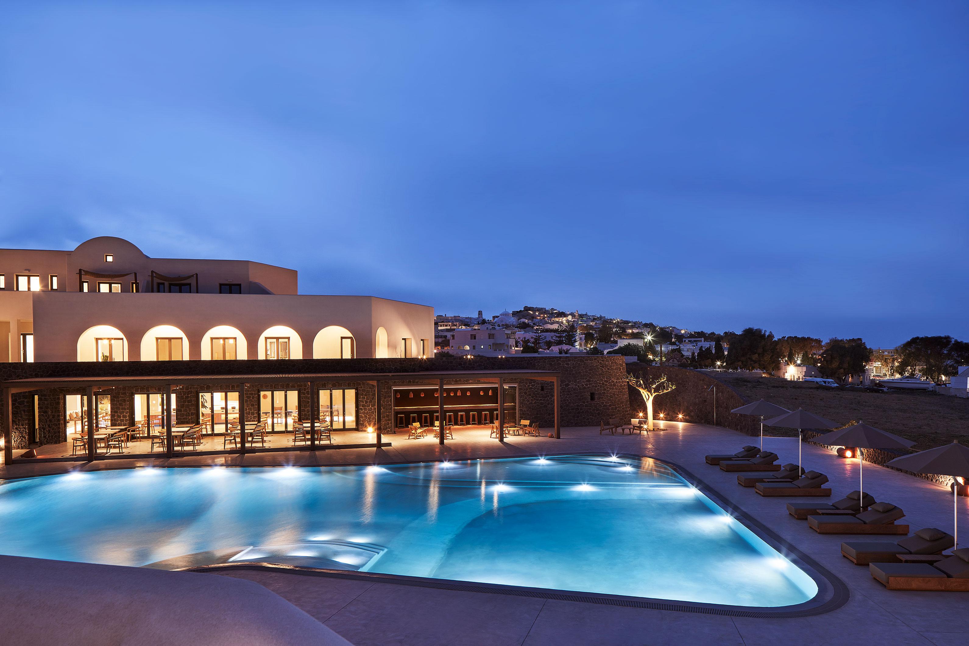Orama Hotel & Spa Fira  Exterior foto The resort at night