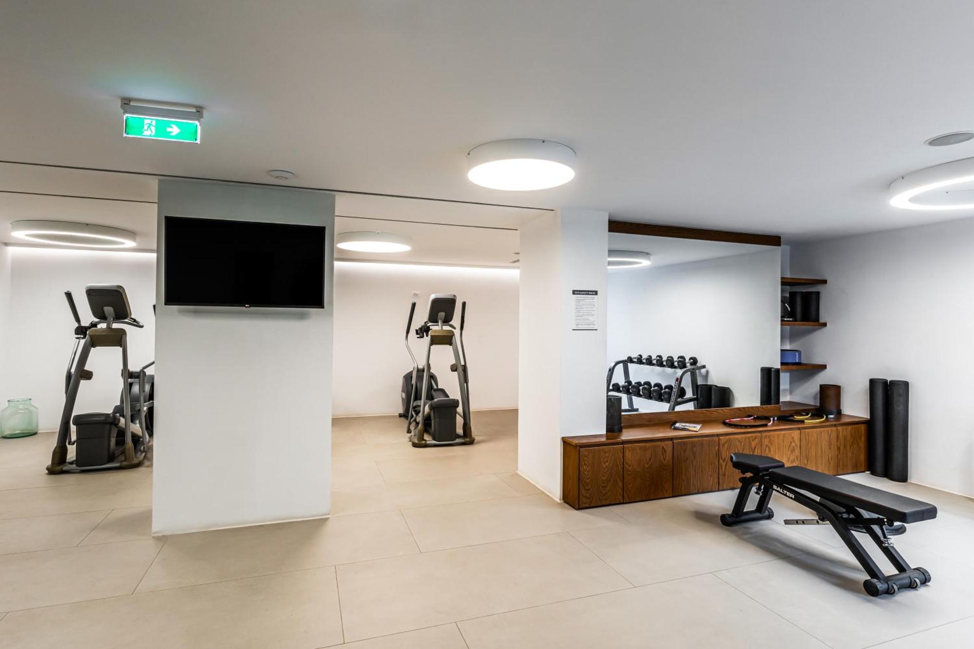 Orama Hotel & Spa Fira  Exterior foto The gym at the hotel